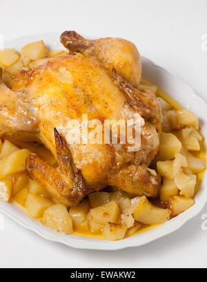 Pollo arrosto con patate isolati su sfondo bianco Foto Stock