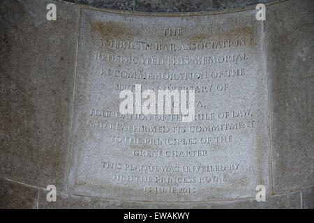 ABA memoriale della Magna Charta, Runnymede. Una delle quattro pietre incise nel plinto marcatura riconsacrazione cerimonie: 15 giugno 2015 Foto Stock