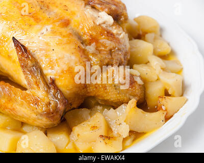 Pollo arrosto con patate isolati su sfondo bianco Foto Stock