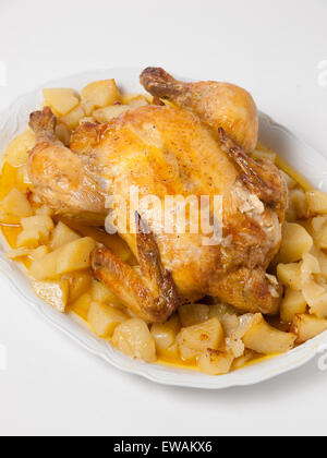 Pollo arrosto con patate isolati su sfondo bianco Foto Stock