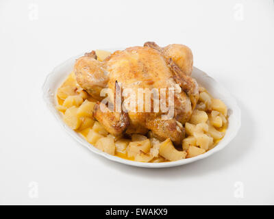 Pollo arrosto con patate isolati su sfondo bianco Foto Stock