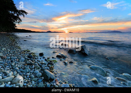 Tramonto su Stretto di Georgia a nord di Nanaimo guardando verso le isole Winchelsea, Isola di Vancouver, British Columbia Foto Stock