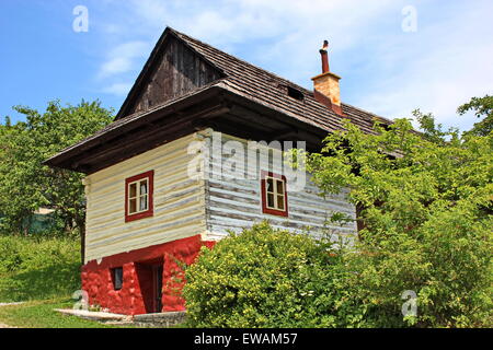 Colore tradizionale casa in legno in Vlkolinec, Slovacchia Foto Stock