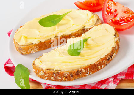 Fette di grano intero pane con burro Foto Stock