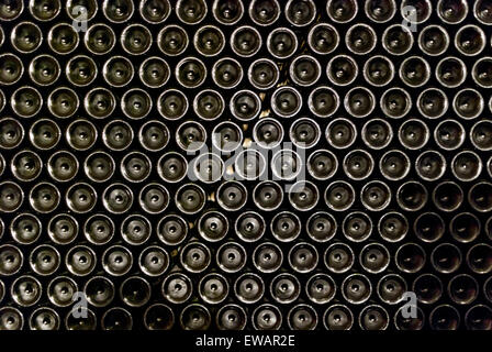 Impilate le bottiglie di vino presso la cantina Foto Stock