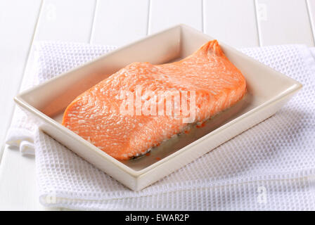 Cotto al forno filetto di salmone in un crogiolo di porcellana Foto Stock