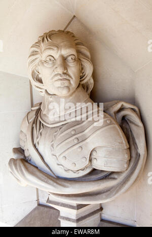 Una scultura del celebre inglese Oliver Cromwell situati al di fuori di Guildhall Art Gallery di Londra. Foto Stock