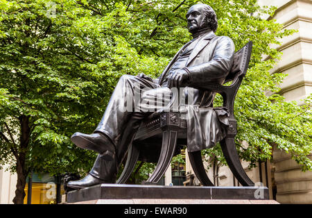 Statua di bronzo di imprenditrice American-British George Peabody nella città di Londra. Foto Stock