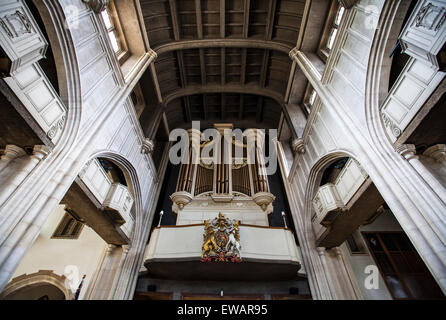 Una vista interna della storica All-Hallows-per-il-chiesa della Torre di Londra. Foto Stock