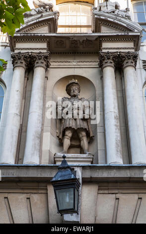 Solo la statua del re Henry VIII sul display pubblico a Londra. Esso si trova al di sopra del re Henry VIII Gate a San Bartolomeo Foto Stock