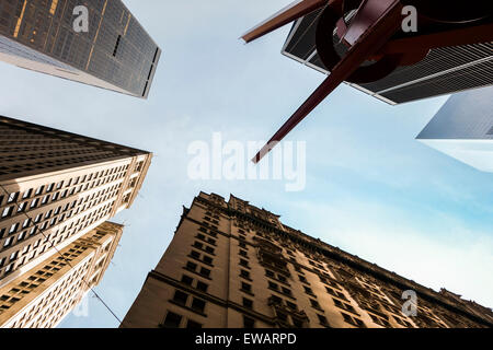 Grattacieli di New York visto dal di sotto, NYC, Manhattan Stati Uniti. Foto Stock