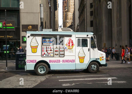 Carrello alimentari, vendita di coni gelato, scuote ,nel distretto finanziario di Manhattan, New York City, Stati Uniti d'America. Foto Stock