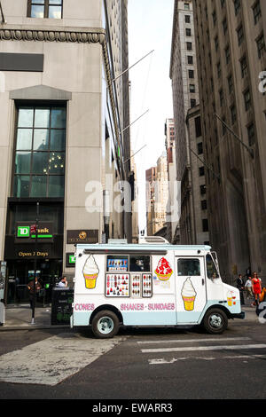 Carrello alimentari, vendita di coni gelato, scuote ,nel distretto finanziario di Manhattan, New York City, Stati Uniti d'America. Foto Stock