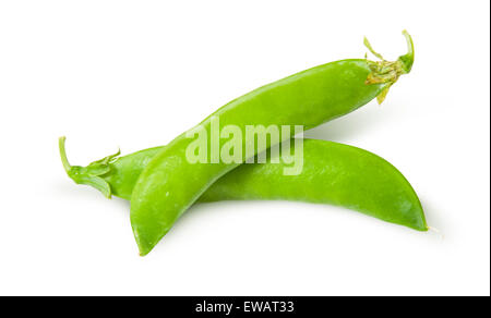 Due di verde fresco zucchero piselli con baccelli eduli isolati su sfondo bianco Foto Stock