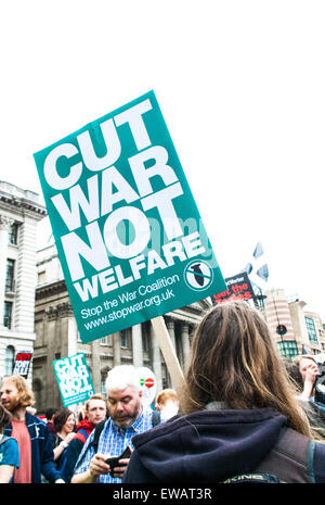 Anti austerità firmare alla protesta di Londra, giugno 2015 Foto Stock
