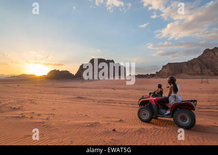 Quadricipiti in sella a Wadi Rum Foto Stock