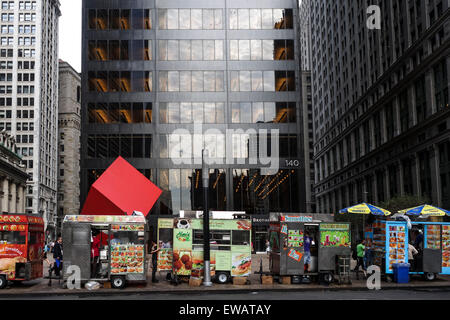 Carrelli di cibo schierate nel distretto finanziario di Manhattan, New York City, Stati Uniti d'America. Foto Stock