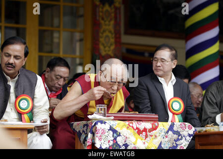 Dharamshala, India. Il 21 giugno, 2015. Tibetano leader spirituale il Dalai Lama affrontare il tibetano in esilio durante la celebrazione del suo ottantesimo compleanno a Tsugla Khang tempio, Mcleodganj. Credito: Shailesh Bhatnagar/Pacific Press/Alamy Live News Foto Stock