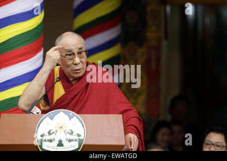 Dharamshala, India. Il 21 giugno, 2015. Tibetano leader spirituale il Dalai Lama affrontare il tibetano in esilio durante la celebrazione del suo ottantesimo compleanno a Tsugla Khang tempio, Mcleodganj. Credito: Shailesh Bhatnagar/Pacific Press/Alamy Live News Foto Stock