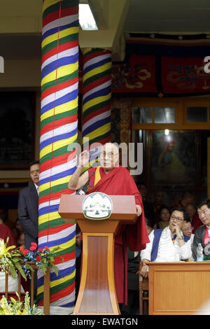 Dharamshala, India. Il 21 giugno, 2015. Tibetano leader spirituale il Dalai Lama affrontare il tibetano in esilio durante la celebrazione del suo ottantesimo compleanno a Tsugla Khang tempio, Mcleodganj. Credito: Shailesh Bhatnagar/Pacific Press/Alamy Live News Foto Stock