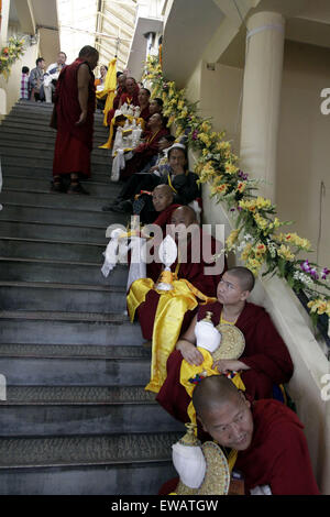 Dharamshala, India. Il 21 giugno, 2015. Il Tibetano in esilio udienza con Lord Budha idolo come potranno offrire per il tibetano il capo spirituale il Dalai Lama per il suo ottantesimo compleanno a Tsugla Khang tempio, Mcleodganj. Il suo compleanno cade il 6 luglio ma durante quel tempo egli verrà a USA, così il tibetano in esilio e altri seguaci tibetano che lo celebra oggi. Credito: Shailesh Bhatnagar/Pacific Press/Alamy Live News Foto Stock