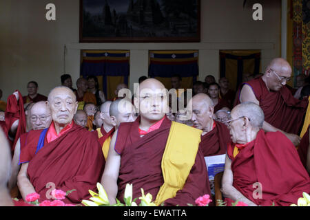 Dharamshala, India. Il 21 giugno, 2015. Diciassettesimo Karmapa, il Triney Dorjee ( la seconda da sinistra) seduto in poltrona a Tsugla Khang tempio, Mcleodganj, Dharamshala durante la celebrazione dell'ottantesimo compleanno di tibetani leader spirituale il Dalai domenica. Il suo compleanno cade il 6 luglio ma durante quel tempo egli verrà a USA, così il tibetano in esilio e altri seguaci tibetano celebra oggi. Credito: Shailesh Bhatnagar/Pacific Press/Alamy Live News Foto Stock