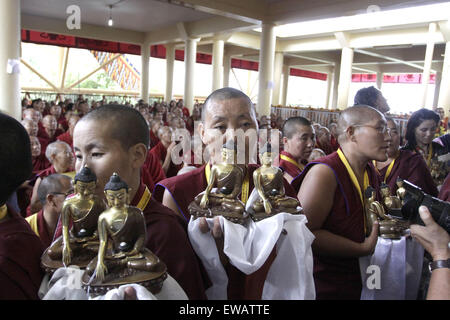 Dharamshala, India. Il 21 giugno, 2015. Il Tibetano in esilio in piedi con le signore idolo Budha come egli offrirà ai tibetani leader spirituale il Dalai Lama per il suo ottantesimo compleanno a Tsugla Khang tempio, Mcleodganj. Il suo compleanno cade il 6 luglio ma durante quel tempo egli verrà a USA, così il tibetano in esilio e altri seguaci tibetano che lo celebra oggi. Credito: Shailesh Bhatnagar/Pacific Press/Alamy Live News Foto Stock