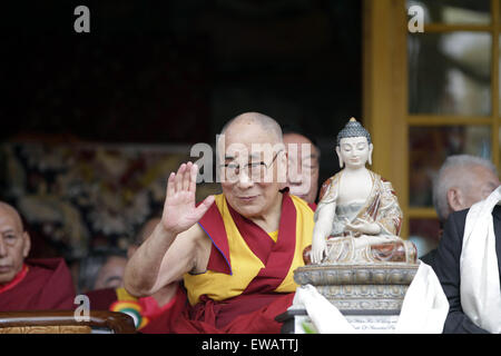 Dharamshala, India. Il 21 giugno, 2015. Tibetano leader spirituale il Dalai Lama rinuncia alla sua mano al pubblico durante la celebrazione del suo ottantesimo compleanno a Tsugla Khang tempio, Mcleodganj. Credito: Shailesh Bhatnagar/Pacific Press/Alamy Live News Foto Stock