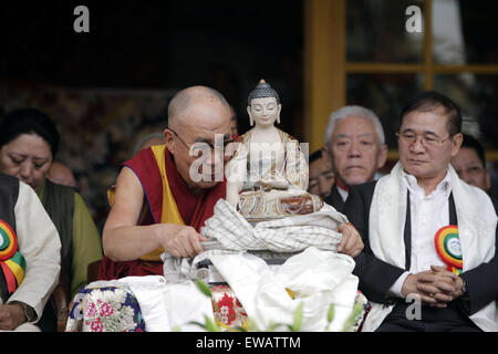 Dharamshala, India. Il 21 giugno, 2015. Tibetano leader spirituale il Dalai Lama per avvolgere la sciarpa presentato a lui durante la celebrazione del suo ottantesimo compleanno a Tsugla Khang tempio, Mcleodganj. Credito: Shailesh Bhatnagar/Pacific Press/Alamy Live News Foto Stock