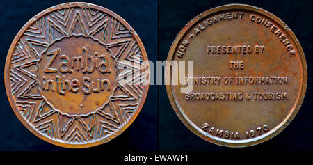 Complementare e inversione di rame puro medaglia, colpito in Zambia, per commemorare il terzo movimento dei paesi non allineati, tenutosi a Lusaka Foto Stock