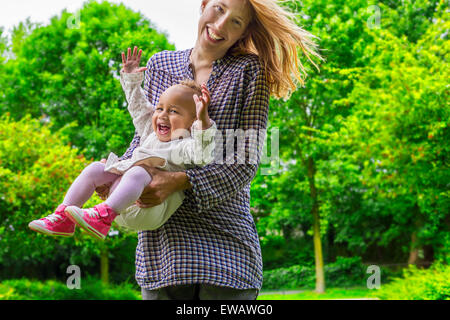 Allegro madre e figlia in una giornata di sole Foto Stock