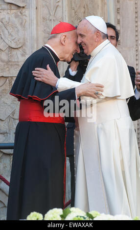 Torino, Italia. Il 21 giugno, 2015. Italia Piemonte Torino visita di Papa Francesco a Torino durante l Ostensione della Sindone 21 giugno 2015-Papa Francesco prima di entrare nella Cattedrale, a pregare presso la Sindone, saluta il Cardinale Poletto Credito: Davvero Facile Star/Alamy Live News Foto Stock