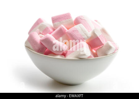 Marshmallows - dolce prodotto dolciario in una ciotola bianco. Isolato su sfondo bianco Foto Stock