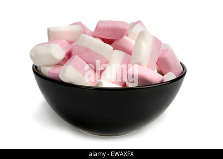 Marshmallows - dolce prodotto dolciario in una ciotola nero. Isolato su sfondo bianco Foto Stock