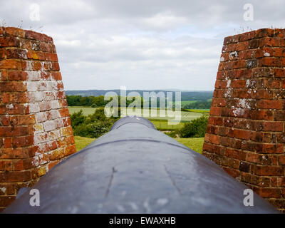 Guardando lungo un 64 pounder cannon per difendere le mura di Fort Nelson, Royal Armory museum, Portsmouth, Hampshire Foto Stock