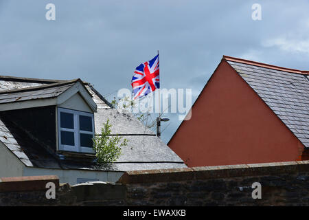 Unione britannica bandiera nella fontana di lealisti Estate in Londonderry (Derry), l'Irlanda del Nord. Foto Stock