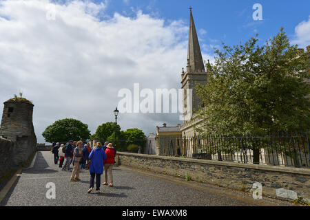 I turisti su17th secolo Derry pareti, accanto a st columb cattedrale. Londonderry (Derry), Irlanda del Nord Foto Stock