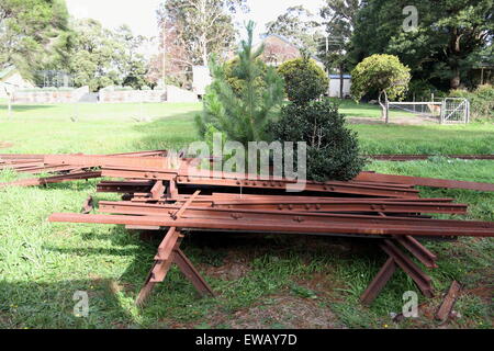 Un mucchio di abbandono di rusty binari ferroviari nei pressi di Puffing Billy stazione ferroviaria Melbourne Victoria Australia Foto Stock