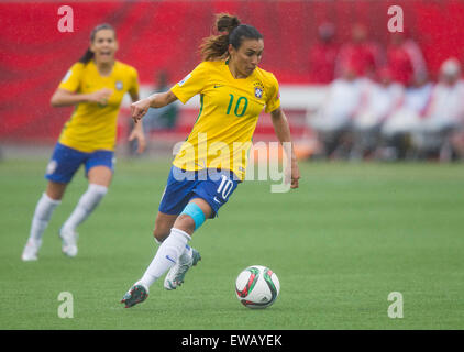 Moncton, Canada. Il 21 giugno, 2015. Marta (R) del Brasile comanda la sfera durante il round di 16 match contro l'Australia al 2015 FIFA Coppa del mondo femminile in Moncton, Canada, 21 giugno 2015. Il Brasile ha perso 0-1. © Zou Zheng/Xinhua/Alamy Live News Foto Stock