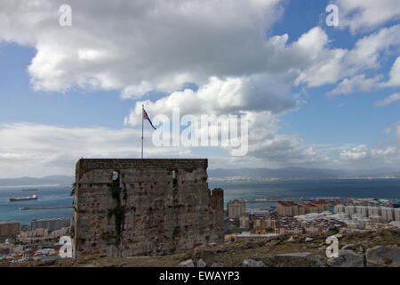 Il castello di Moro su Gibilterra, Regno Unito battenti bandiera britannica. Foto Stock