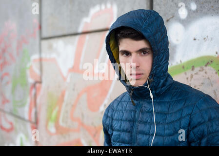 Ritratto di uomo con hoddie all aperto in una giornata invernale Foto Stock
