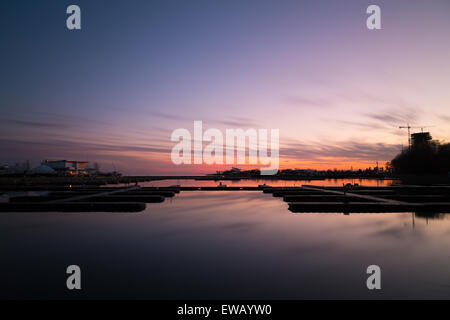 Porto tranquillo tramonto con spazio di copia Foto Stock