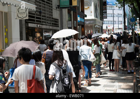 Linea di persone fino al di fuori della ''Ice Monster'' rasata negozio di ghiaccio in Omotesando su Giugno 20, 2015, Tokyo, Giappone. Secondo il personale 150 clienti schierati al mattino per comprare gigante di ghiaccio rasata dessert dal negozio di Taiwan. © Rodrigo Reyes Marin/AFLO/Alamy Live News Foto Stock