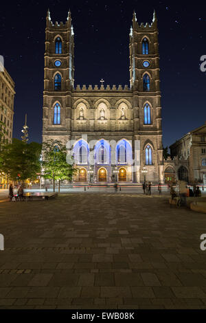 Una vista della Basilica di Notre Dame a Montreal durante la notte con spazio di copia Foto Stock