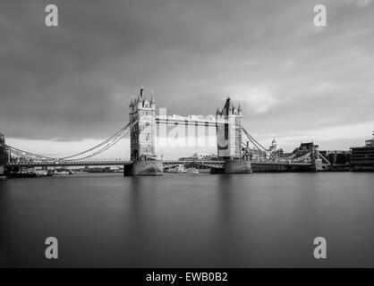 Il Tower Bridge in bianco e nero scattate con una lunga esposizione. Vi è spazio copia sull'immagine. Foto Stock