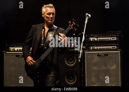 Barcellona, in Catalogna, Spagna. Il 21 giugno, 2015. MARTIN KEMP, bassista dei new wave band Spandau Ballet, suona dal vivo sul palco del 'Pedralbes Music Festival' a Barcellona durante la 'Soul ragazzi di tutto il mondo occidentale vivono' tour © Matthias Oesterle/ZUMA filo/ZUMAPRESS.com/Alamy Live News Foto Stock