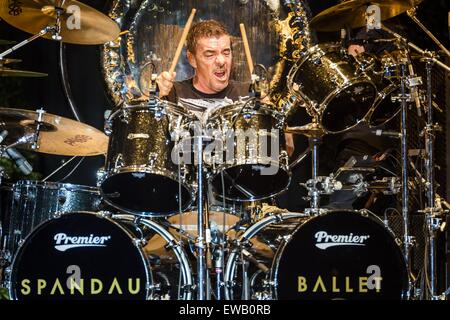 Barcellona, in Catalogna, Spagna. Il 21 giugno, 2015. JOHN KEEBLE, batterista di new wave band Spandau Ballet, suona dal vivo sul palco del 'Pedralbes Music Festival' a Barcellona durante la 'Soul ragazzi di tutto il mondo occidentale vivono' tour © Matthias Oesterle/ZUMA filo/ZUMAPRESS.com/Alamy Live News Foto Stock