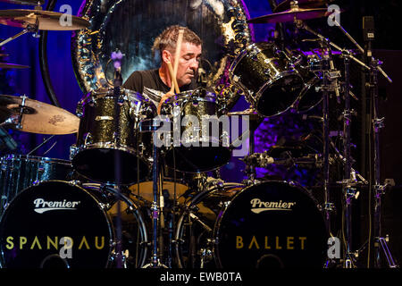 Barcellona, in Catalogna, Spagna. Il 21 giugno, 2015. JOHN KEEBLE, batterista di new wave band Spandau Ballet, suona dal vivo sul palco del 'Pedralbes Music Festival' a Barcellona durante la 'Soul ragazzi di tutto il mondo occidentale vivono' tour © Matthias Oesterle/ZUMA filo/ZUMAPRESS.com/Alamy Live News Foto Stock