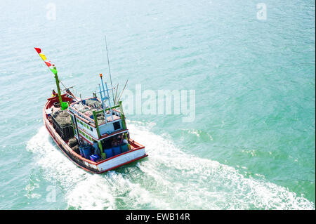 Barca da pesca che galleggia sulle acque blu del mare e del cielo di Laem cantare, Chanthaburi Thailandia Foto Stock