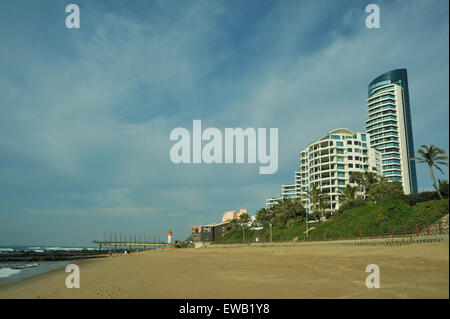 Moderni alberghi e appartamenti lungo la famosa Umhlanga Rocks beachfront Durban, Sud Africa Foto Stock